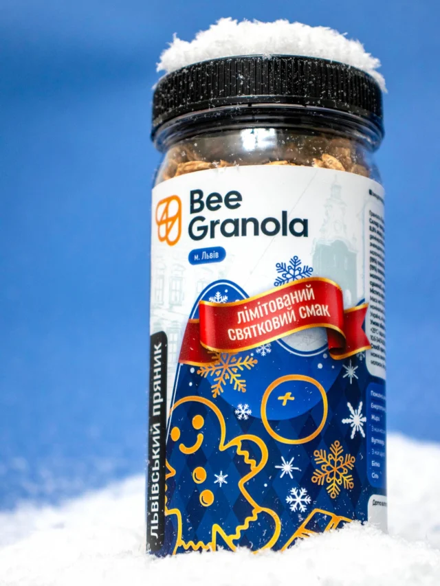 Львів має свій смак і він саме такий.🍪Насичений, теплий, пряний. Трошки шоколадний, трошки ягідний, дуже затишний.Ми створили гранолу «Львівський пряник» такою, якою відчуваємо це місто взимку:зігріваючою, ароматною і трохи чарівною.Тут з’єдналися:✨ пряні спеції,🍫 шматочки шоколаду,🍒 яскрава журавлина.Це смак, який переносить у маленькі львівські кав’ярні, де за вікном сніжить, а всередині пахне теплом.Львівський пряник -  продовження нашої серії “Смаки міст України”.І, здається, це один із найзатишніших.