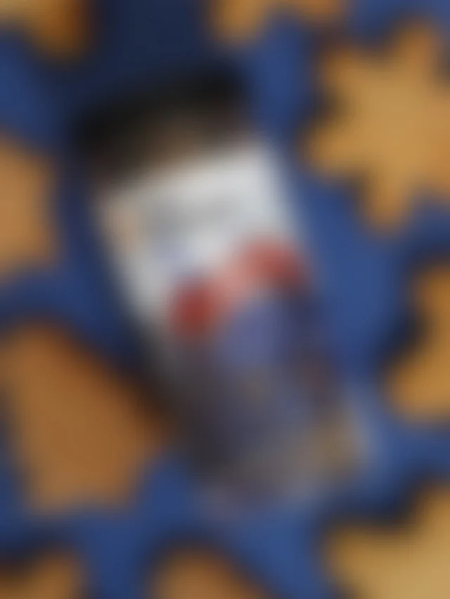 Львів - місто, в яке повертаються знову і знову.Місто, де тепло в будь-яку пору року, де незнайомі стають друзями, а аромати й смаки мають власну магію.Вже завтра ми представимо новий смак у нашій серії граноли, присвяченій містам України.Смак, створений під натхненням Львова,  його зимовими вулицями, святковим настроєм і атмосферою, яку не сплутаєш ні з чим.Поки ми готуємо новинку, пропонуємо вам невелику гру ✨Вгадайте назву нового смаку.Першим трьом, хто вгадає, ми подаруємо його 🎁