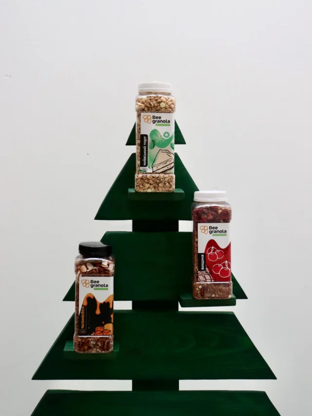 Які ж свята без подарунків?🎄Хочемо трохи порадувати вас наприкінці року -10 людей отримають по 3 баночки граноли Bee Granola 🤍📌Щоб взяти участь:- Підпишись на нашу сторінку- Постав лайк трьом  постам- Напиши в коментарях, які три смаки граноли ти б хотіла отримати 📅 Переможців оберемо випадковим чином та оголосимо в сторіс 30.12