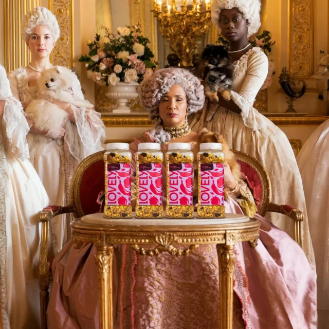 «У цьому домі не виживають без інтриг.
І без хорошого сніданку теж»

Новий сезон Bridgerton - нові плітки.
А LOVELY - незмінна королівська класика👑