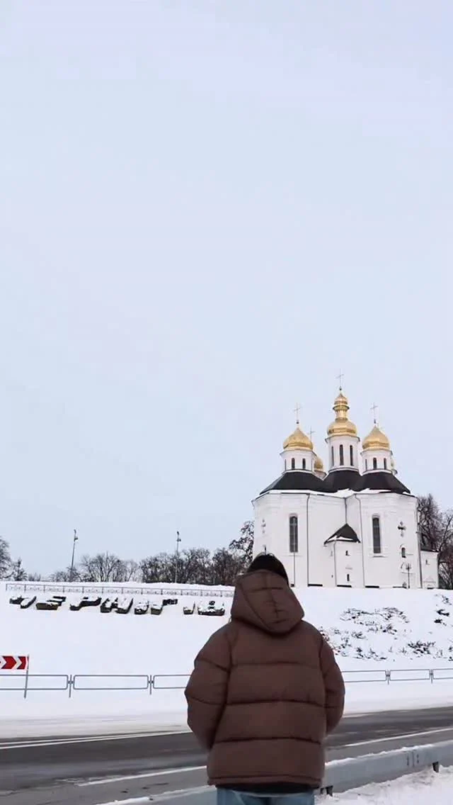 4 роки тому світ поділився на «до» і «після».

Ми з Чернігова - міста за 70 км від кордону. Вибухи почалися з першого дня.
Не було світла, звʼязку, води.

Частина Чернігівської області опинилась під окупацією. Чернігів в оточенні. Підірвані мости, дороги під контролем ворога. Виїхати неможливо.

Сьогодні ми дякуємо військовим і всім, хто допомагає. Ми не маємо права забувати ні страх, ні силу єдності.
Bee Granola народилася й працює в Чернігові.

Ми залишаємося. Працюємо. Віримо.
Ми памʼятаємо. Ми вдячні.